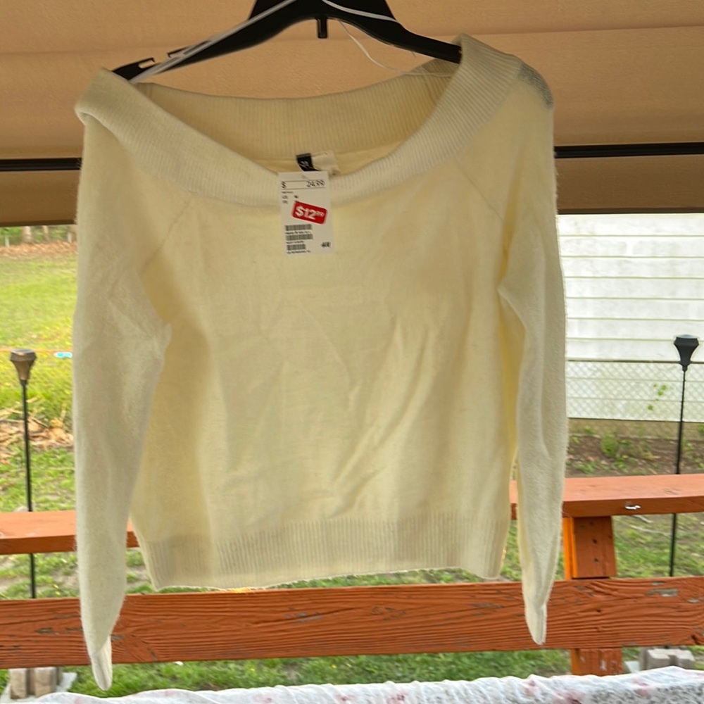 Off shoulders cream sweater